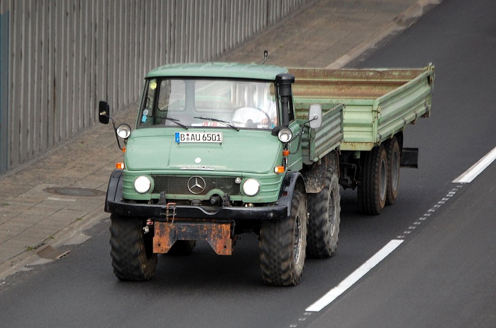 �lterer MB UNIMOG Typ? mit besonders breiten Reifen + H�nger, Berliner Stadtautobahn H�he Knobelsdorffstr am 21.09.10 