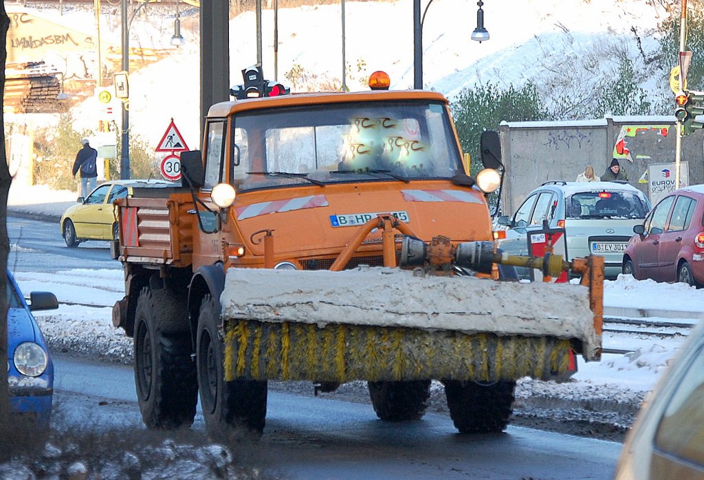 �lterer MB UNIMOG Typ? im Schneer�umdienst eigesetzt, 04.12.10 Berlin-Pankow.