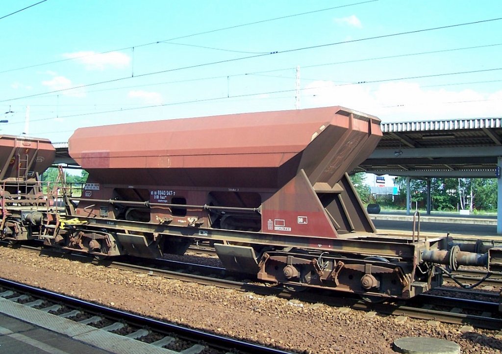 �lterer offener Sch�ttgutwagen (Schotterwagen) der DB eingestellt mit der Nr. 81 80 D-DB 6940 947-7 Facs 140 Schotterwagen, Sommer 2007 Bhf. Flughafen Berlin-Sch�nefeld.
