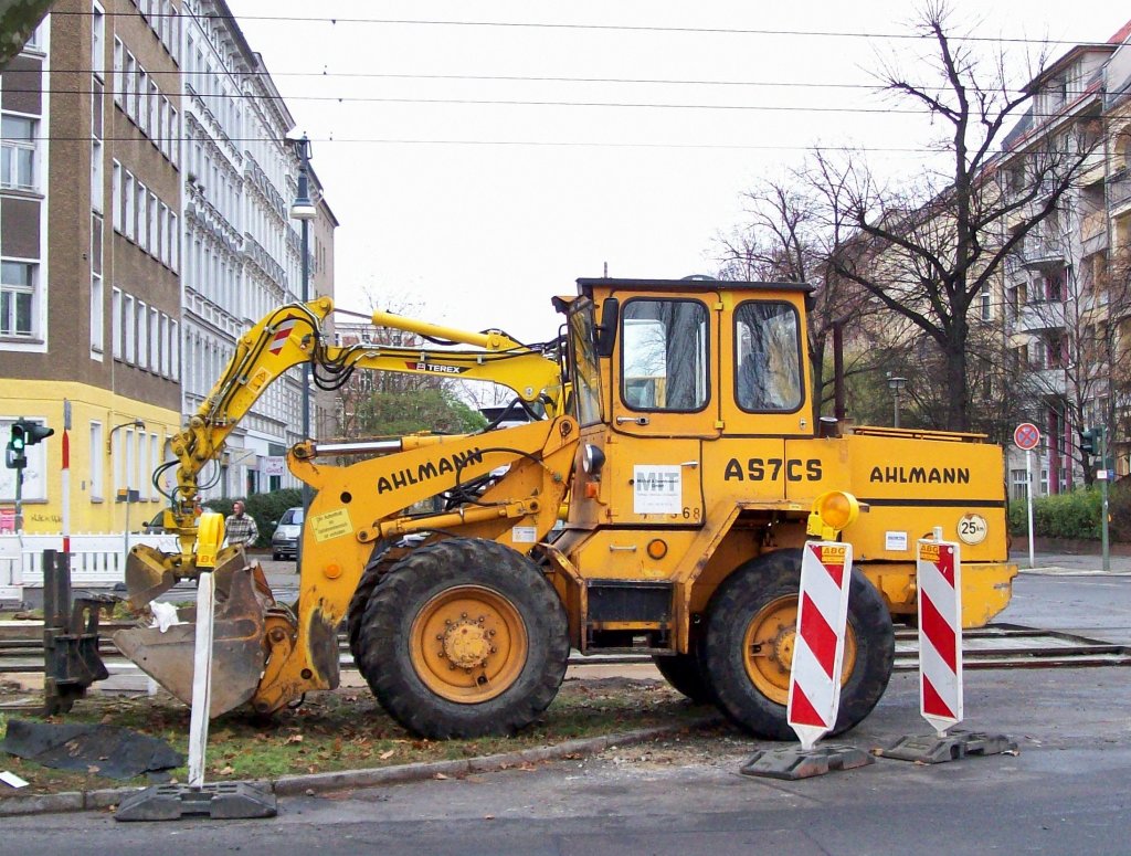 �lterer Radlader, ein AHLMANN AS7CS, 26.11.08 Berlin-Pankow.