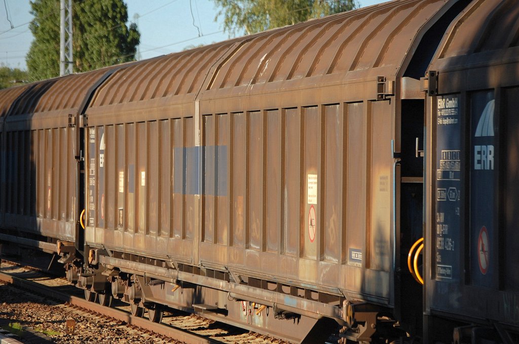 �u�erlich kaum von normalen Schiebwandwagen zu unterscheiden, diese sogenannten Spreizhaubenwagen vom Typ Sins, hier vom Einsteller ERR in Deutschland eingestellt mit 34 RIV 80 D-ERR 4638 ???-?, Beheimatung Bf. Duisburg-Hafen, 16.06.10 Berlin-Karow.  