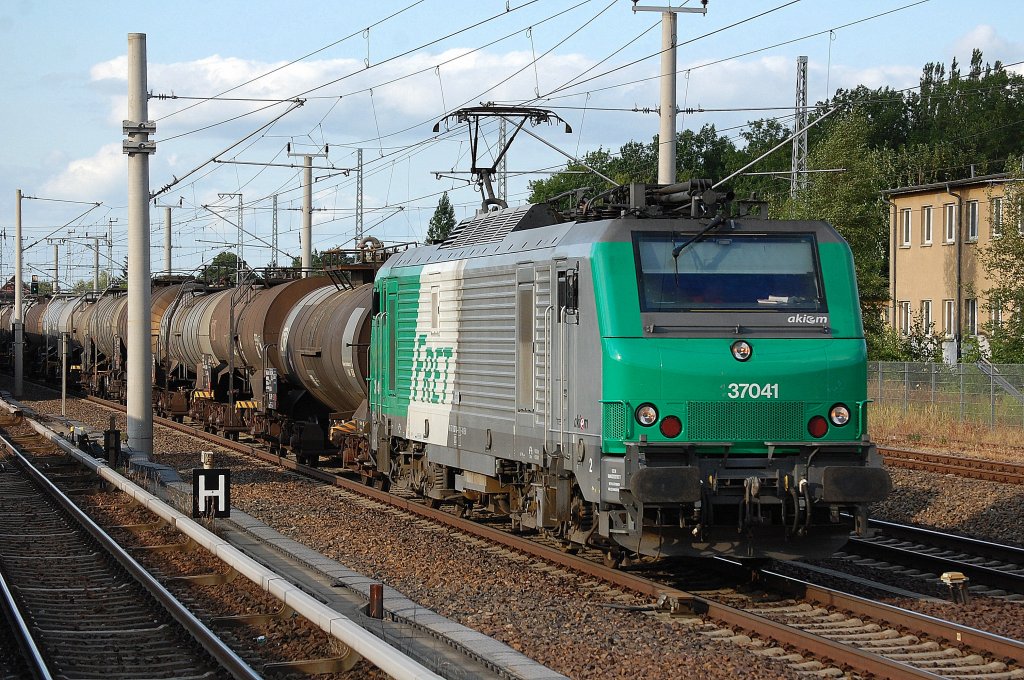 Akiem Mietlok 37041 mit Ganzzug Kesselwagen (fl�ssiges Schhwefel) am 10.07.13 Berlin-Blankenburg Richtung Innenstadt.
