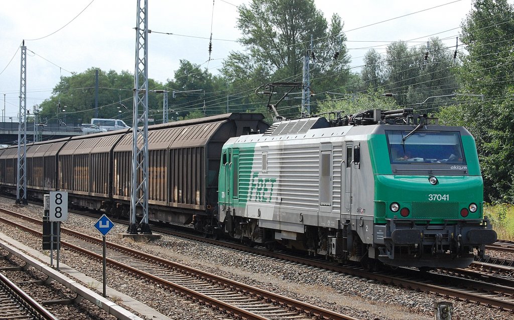 Akiem Mietlok 37041 mit Ganzzug Schiebewandwagen am 08.08.13 Berlin-Springpfuhl.