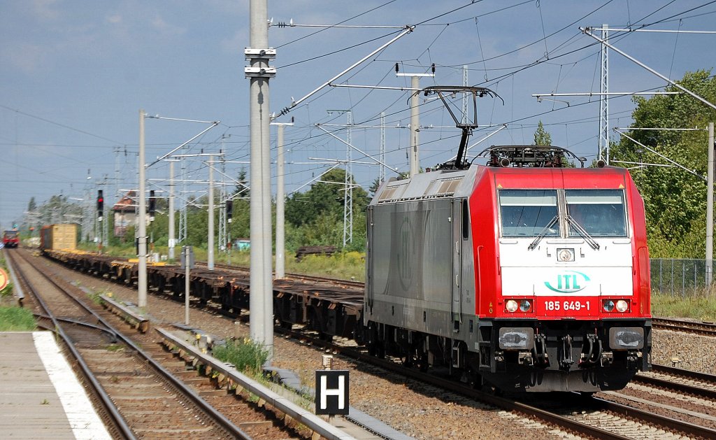 Akiem-Mietlok von ITL 185 649-1 (91 80 6185 649-1 D-VC) mit fast unbeladenen Containertragzug Richtung Innnenstadt am 07.08.12 Berlin-Blankenburg.
