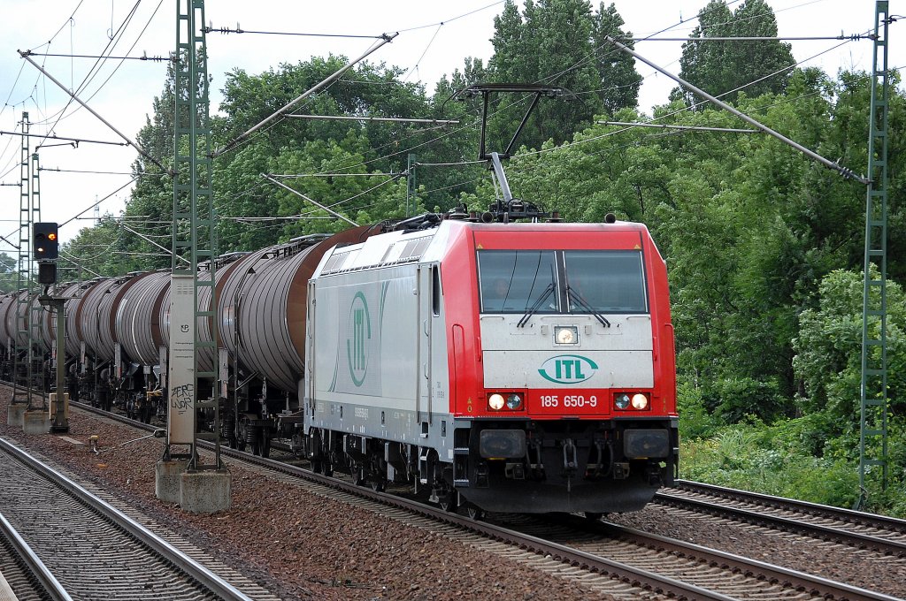 Akiem Mietlok von ITL 185 650-9 mit Kesselwagenzug (Benzol-Transport) Richtung Berlin-Grunewald auf dem Berliner Innenring H�he Berlin Jungfernheide, 26.06.13 
