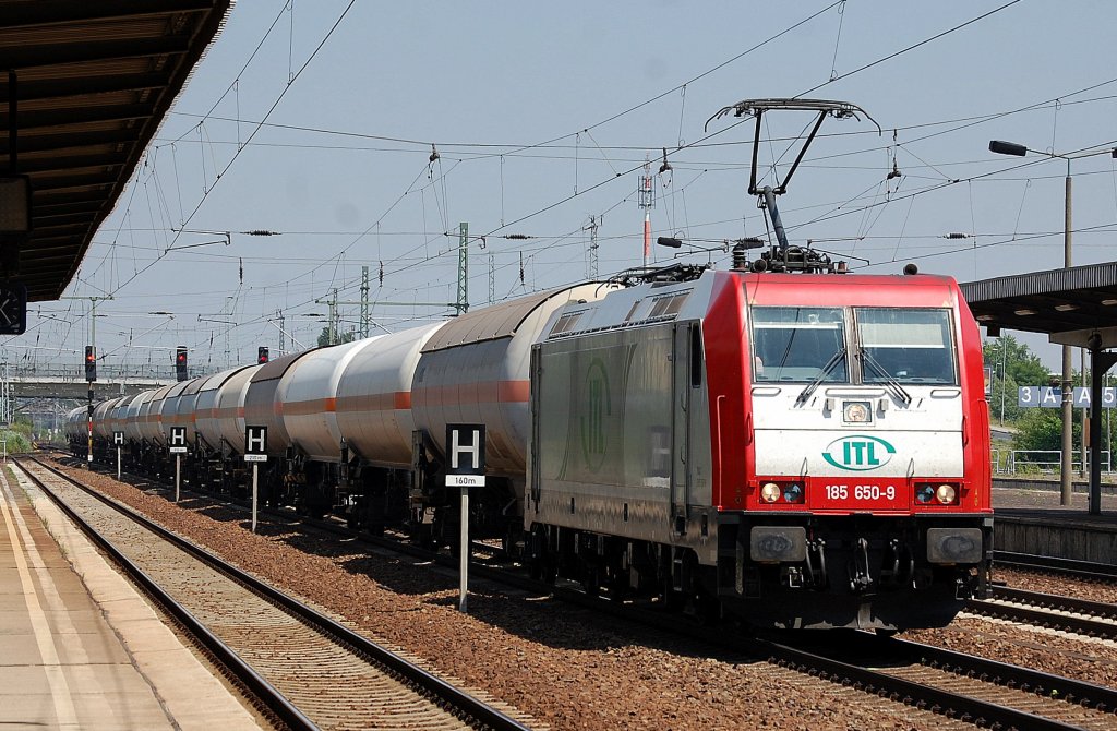 Akiem/ITL Mietliok 185 650-9 mit Ganzzug Gasdruckkesselwagen (Propangas) am 19.06.13 Bhf. Flughafen Berlin-Sch�nefeld.
