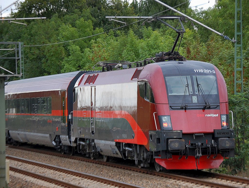 Alle Besucher der InnoTrans 2008 haben den neuen �sterreichischen Railjet mit Taurus + Steuerwagen bewundern k�nnen, nur wenige konnten �BB Railjet 1116 201-3  Spirit of Vienna  (Siemens Bj. 2004) bei der Ankunft in Berlin auf freier Strecke bewundern, hier bei der Hinfahrt zum vorl�ufigen Abstellpunkt vor Messebeginn Gbf Berlin-Moabit am 20.09.08 Berlin-Jungfernheide.