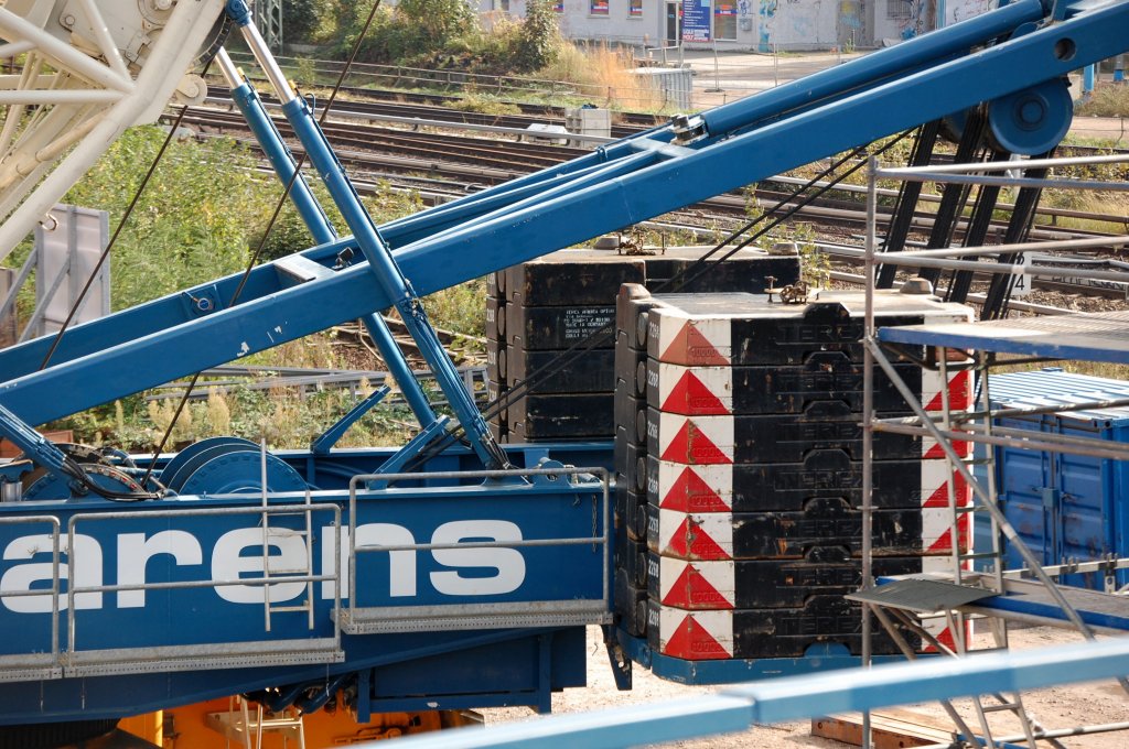 Allerdings ist schon beachtlich Balast notwendig, trotz enormen Eigengewicht, damit auch so ein Raupenbagger nicht aus den Fugen ger�t, der sarens TEREX DEMAG? Raupenkran am 03.10.09 Gro�baustelle Berlin Ostkreuz. 