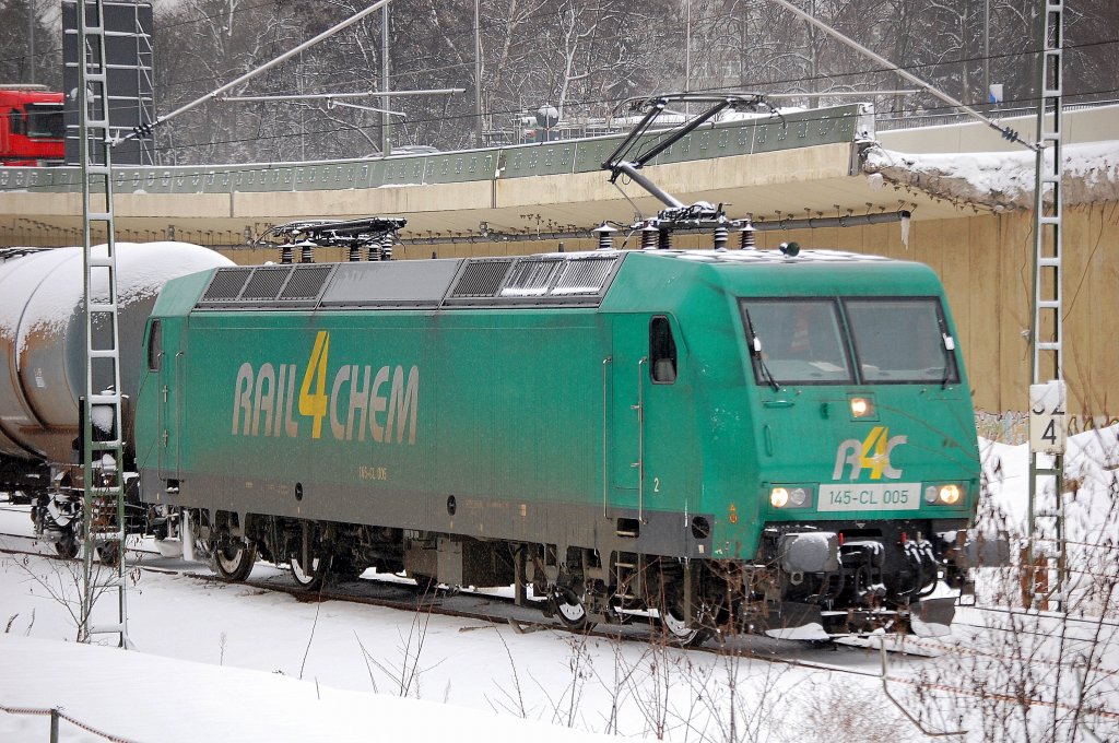 Alpha Trains Leasinglok 145-Cl 005 (91 80 6145 096-4 D-ATLD, Bj.2001) hier f�r R4C mit Kesselwagenzug unterwegs, 12.02.10 Berlin-Westend.