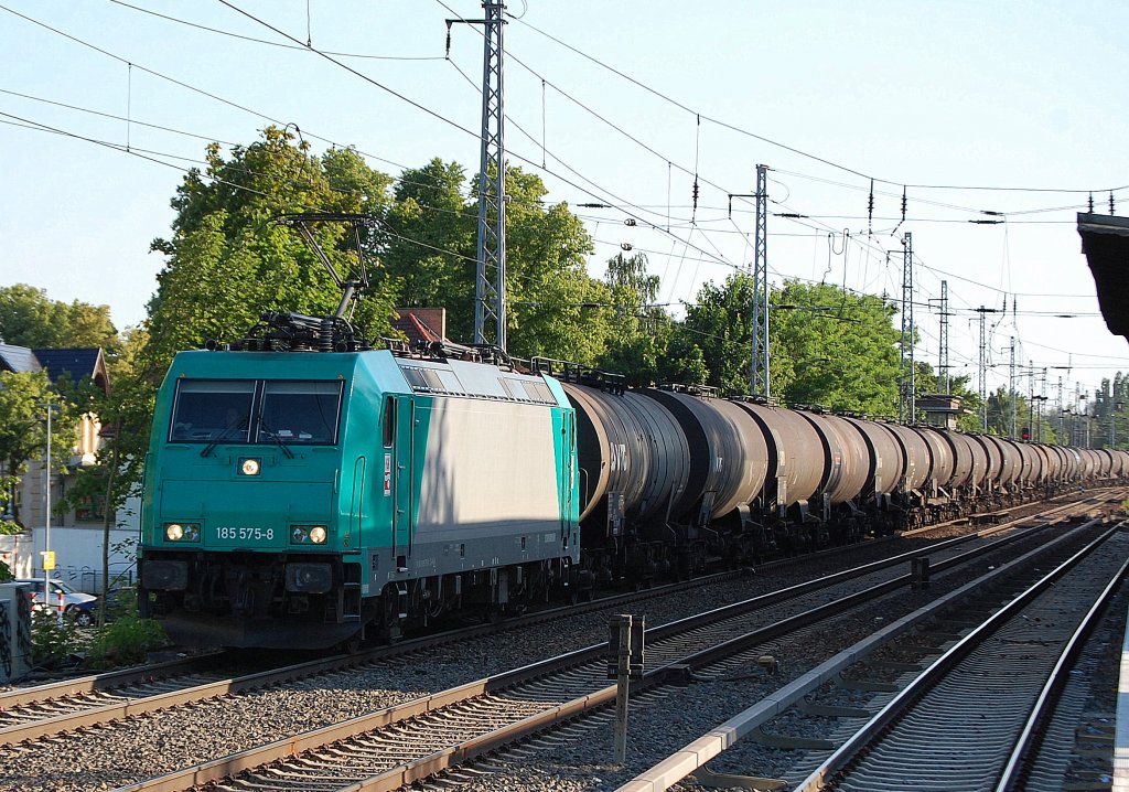 Alpha Trains Leasinglok 185 575-8 der HGK unterwegs mit einem langen Leerzug Heizoelkesselwagen Richtung Bernau, 28.06.10 Berlin-Karow.
