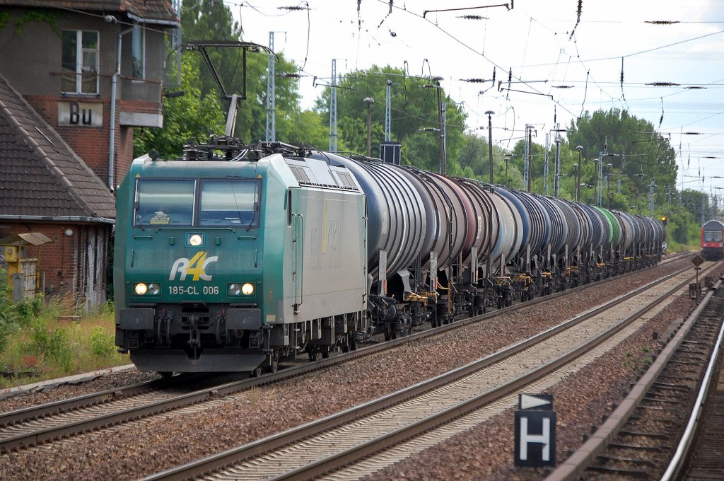 Alpha Trains Leasinglok 185-CL 006 (91 80 6185 506-3 D-VCD, Bj. 2001)  in Diensten von R4C mit Kesselwagenleerzug �ber Bernau Richtung Schwedt, 22.06.10 Berlin-Buch