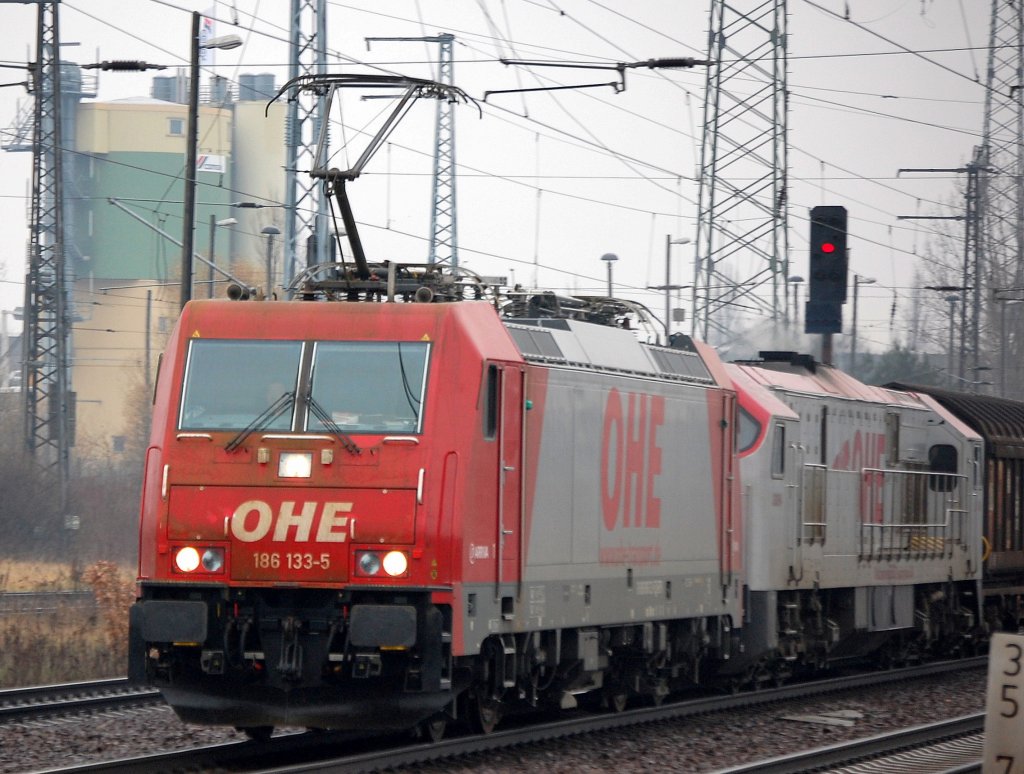 Alpha Trains Leasinglok 186 133-5 (91 80 6186 133-5 D-BTK, Bj.2007) f�r die OHE im Einsatz mit OHE 330090 (92 80 1250 008-0 D-OHE) + Ganzzug Schiebewandwagen unterwegs, 29.11.08 Durchfahrt Bhf. Flughafen Berlin-Sch�nefeld.