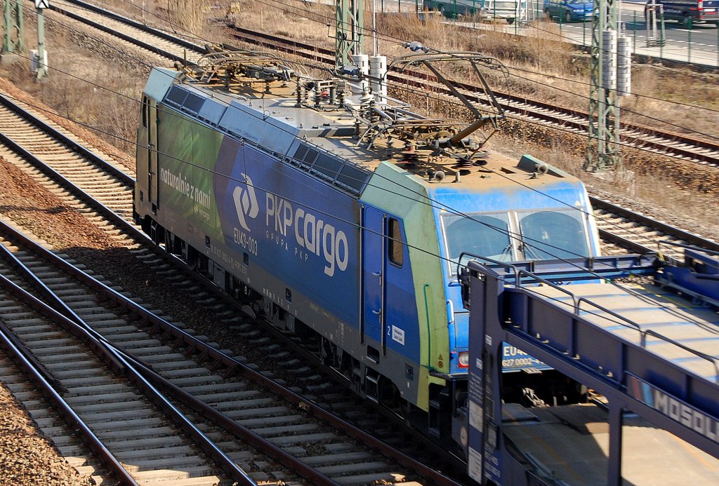 Alpha Trains Leasinglok E 186 128 vermietet an die PKP Cargo EU43-003 (91 51 627 0002-4 PL-PKPC, Bj.2007) am 22.03.10 mit Leerzug Pkw-Transportwageneinheiten Richtung Berlin-Wedding.