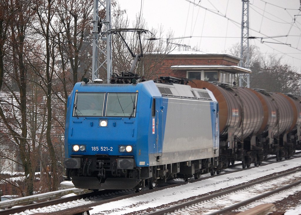 Alpha Trains Leasinglok HGK 185 521-2 (91 80 6185 521-2 D-HGK, Bj.2003) mit Kesselwagenzug, 21.01.10 Berlin-Karow Richtung Bernau.