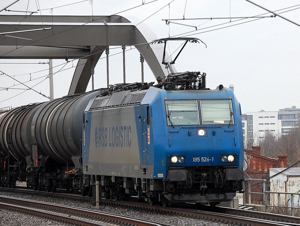 Alpha Trains Leasinglok HGK 185 526-1 (94 80 0185 526-1, Bj.2003) mit Kesselwagenzug Richtung Berliner Innenring, 29.03.10 Berlin-Pankow.