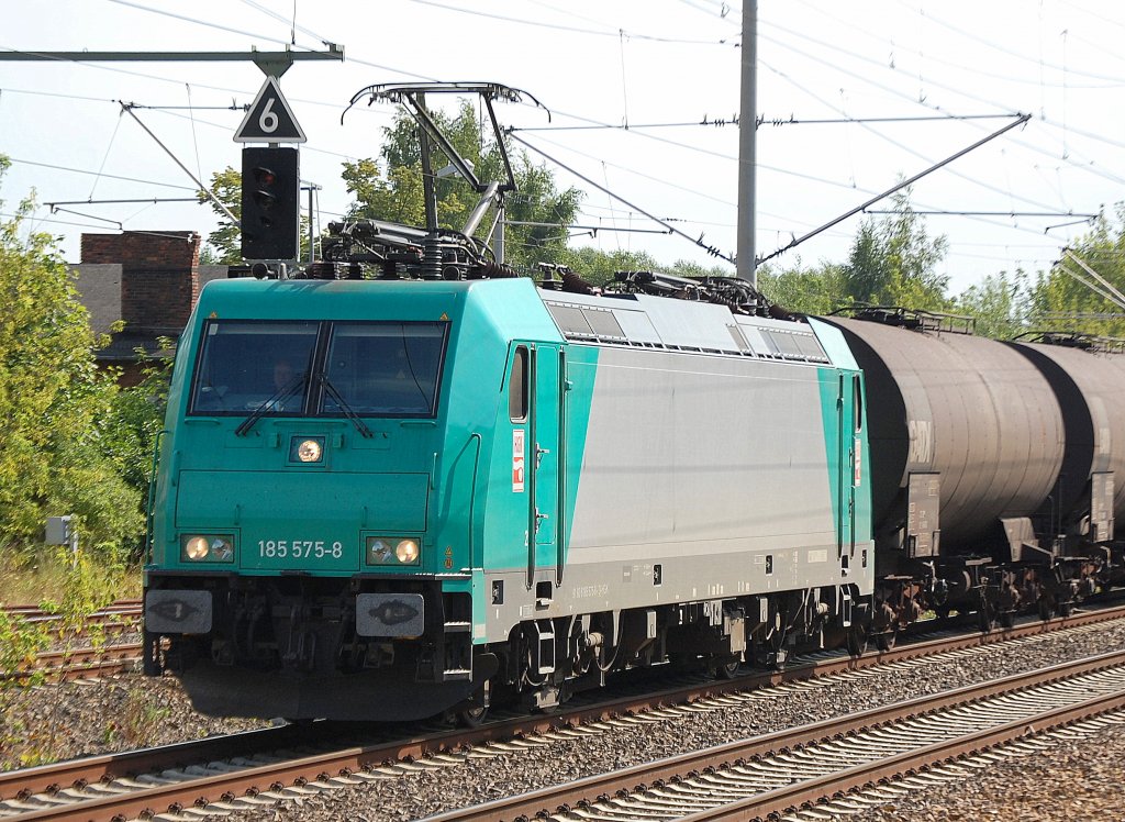 Alpha Trains Leasinglok HGK 185 575-8 (Bombardier Bj.2006) mit Heizoelkesselwagen Richtung Bernau, 27.07.10 Berlin-Blankenburg.