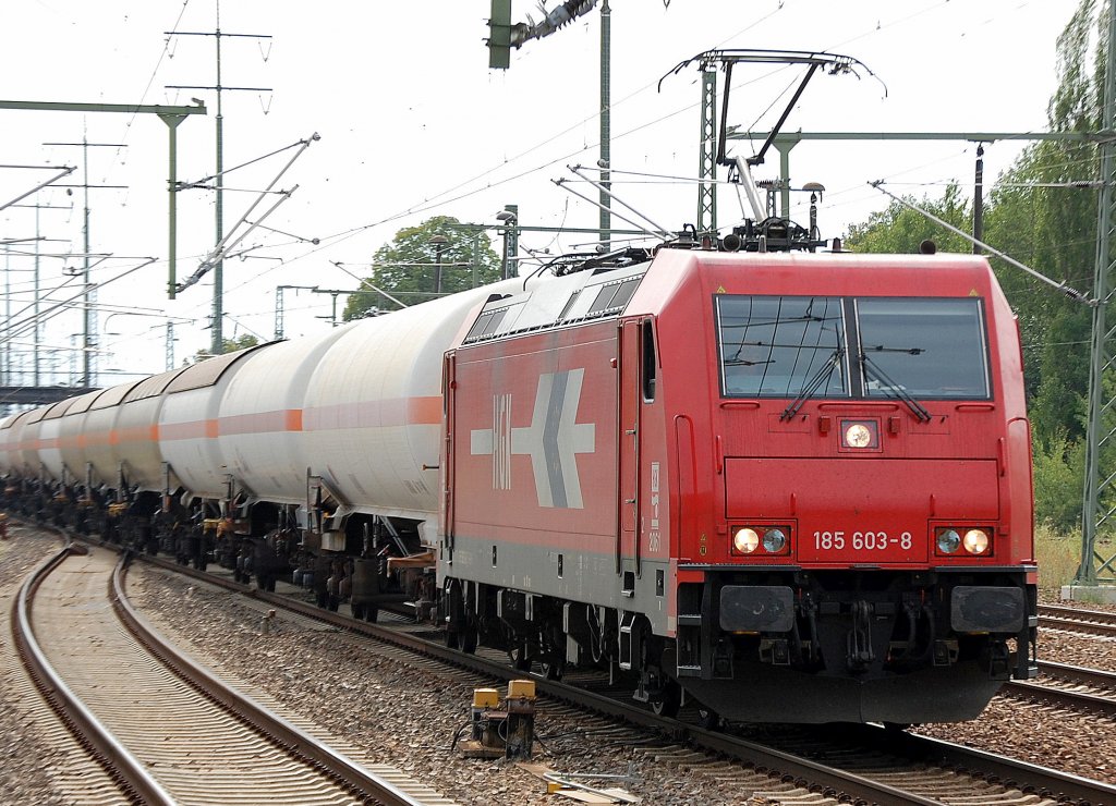 Alpha Trains Leasinglok HGK 2061/185 603-8 (91 80 6185 603-8 D-HGK, Bombardier, Bj.2008) mit Ganzzug Gasdruckkesselwagen bei der Durchfahrt im Bhf. Flughafen Berlin-Sch�nefeld, 05.08.10