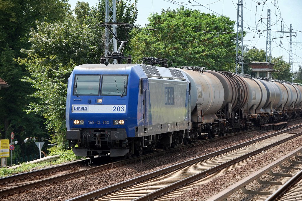 Alpha Trains Leasinglok RBH 203/145-CL 203 (91 80 6145 099-8 D-ATLD, Bj.2001) fuhr viele Jahre f�r RBH, hier mit Kesselwagenzug Richtung Bernau, 30.07.09 Berlin-Karow. (Aktuell an DB vermietet)