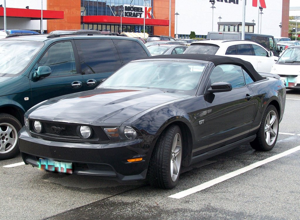 Als Cabrio-Version, ein in dieser schwarzen Farbe besonders wuchtig wirkender Ford Mustang GT V6 Convertible, 04.09.10 Berlin-Sch�neberg.