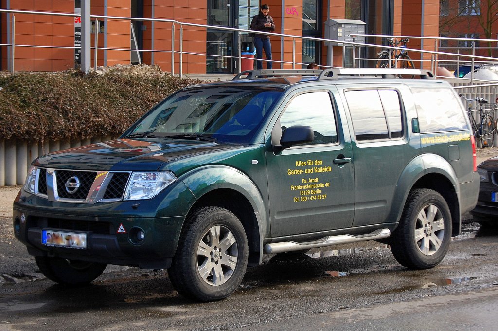 Als Firmenwagen im Einsatz, ein NISSAN Pathfinder, 25.02.10 Berlin-Pankow.