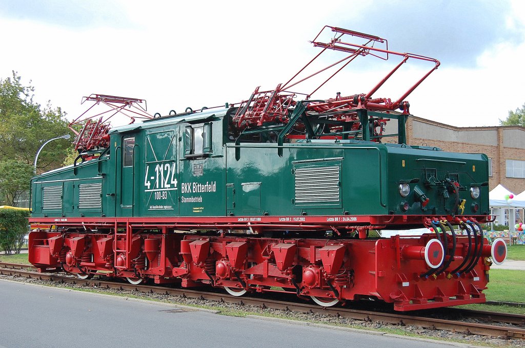 Als Industriedenkmal auf dem Werksgel�nde des Bombardierwerk Hennigsdorf, die Industrie-E-Lok 4-1124-100-B3 BKK Bitterfeld bei LEW in Hennigsdorf gebaut (Typ EL2/20 Bj.1980) aus dem Braunkohletagebau, 18.09.10 Tag der offenen T�r/Jubil�um 100 Jahre Werksgeschichte in Hennigsdorf.