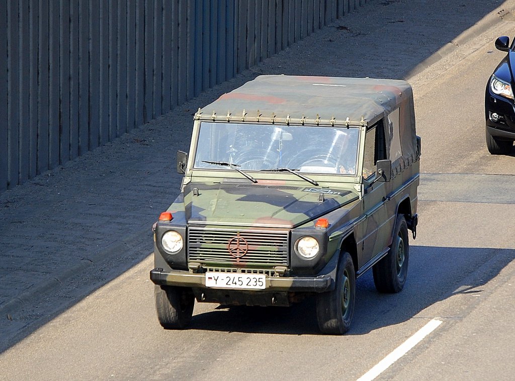 als leichte LKW werden die Gl�ndewagen vom Typ MB 250 GD/290GD  Wolf  der Bundeswehr bezeichnet, 25.03.10 Berliner Stadtautobahn H�he Knobelsdorffstr.