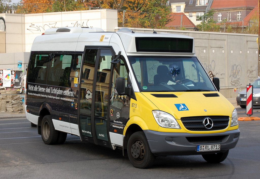 Als Service f�r Behinderte und �ltere Herrschaften im Ersatzverkehr diese behindertgerechten MB Kleinbusse im Auftrag der BVG (Berliner Verkehsbetriebe), 12.10.10 Berlin Pankow