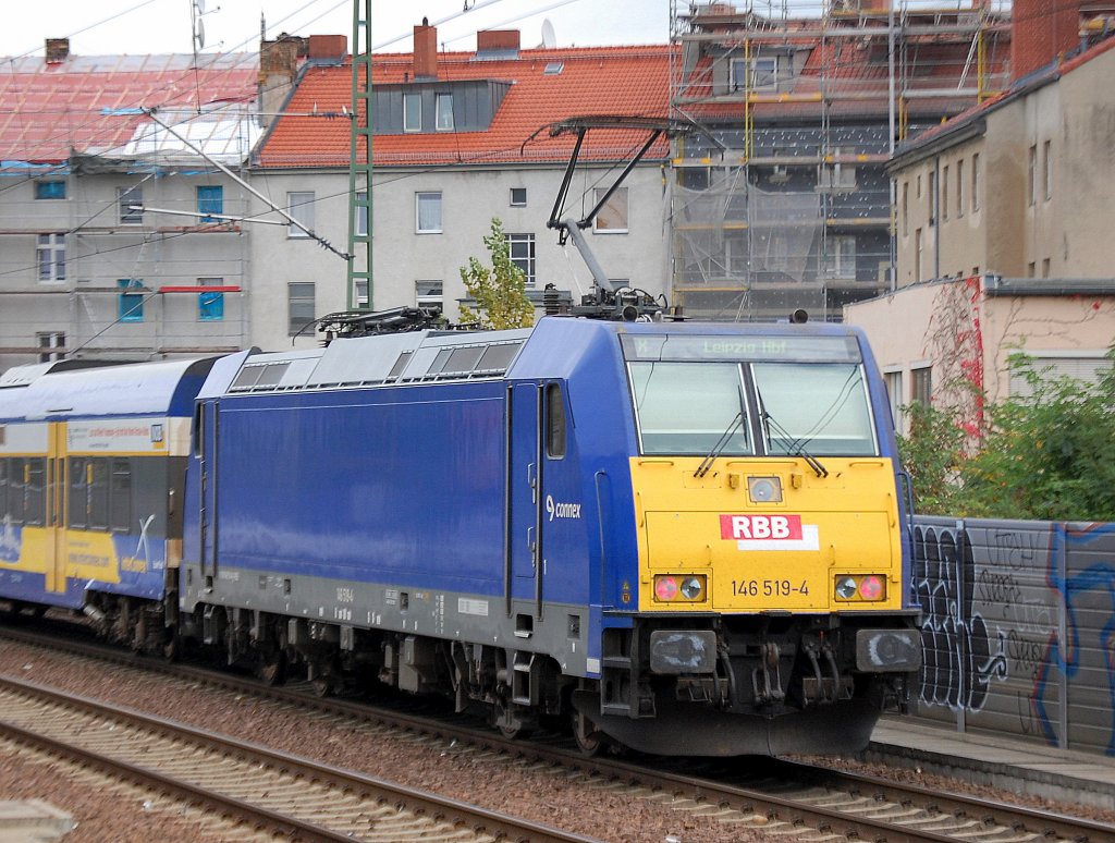 Am 05.10.11 schiebt 146 519-4 (91 80 6146 519-4 D-RBB) den InterConnex Richtung Warnem�nde, Bild vom S-Bhf. Berlin-Wedding aus.  