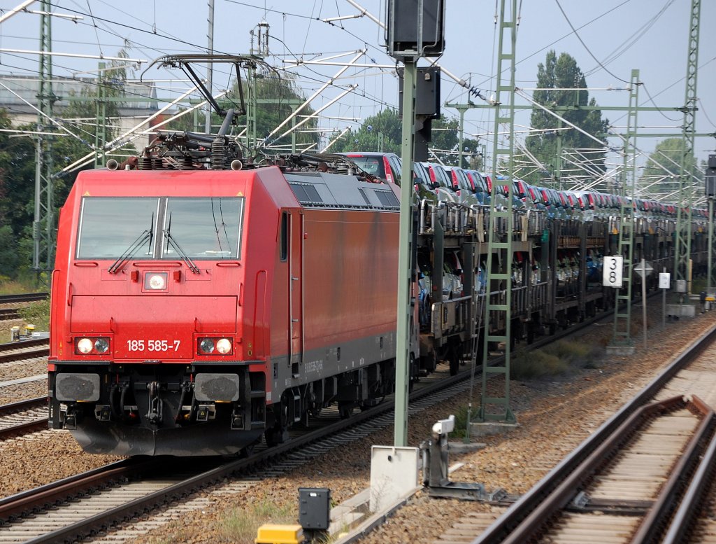 Am 27.08.08 war die CBRail Lok HGK 185 585-7 noch ohne Firmenlogo unterwegs, hier mit einem Autotransportg�terzug Berlin-Beusselstr. Richtung Berlin-Wedding.