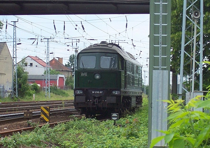 Am 31.05.07 stand N�he Bhf. Flughafen Berlin-Sch�nfeld die olivgr�ne AVG Lok W 232.07 (Lugansk, Bj.1973). Inzwischen geh�rt sie der bayrischen NBEG (92 80  0232  107-5 D-NBEG) 