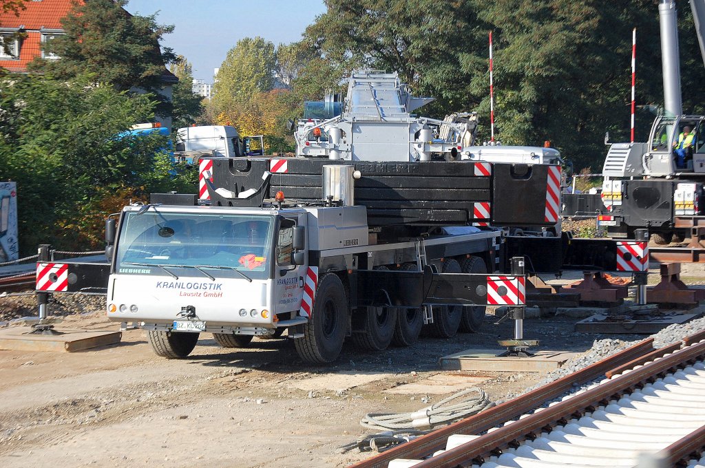 Am anderen Ende der Baustelle beim heutigen Br�ckeneinbau am S-Bhf. Berlin-Baumschulnweg waren noch zwei Fahrzeukr�ne der Fa. KRANLOGISIK Lausitz GmbH beteiligt am Geschehen, vornean ein LIEBHERR F�nfachs Kran der u.a. die die dort schon seit Monaten in Bereitschaft gelagerten Br�cken auf einen Spezialbahnschwerlasth�nger positionierten, den dann eine Lok von LOCON, die LOCON 202 zur Baul�cke zu den gro�en Kr�nen schob.   