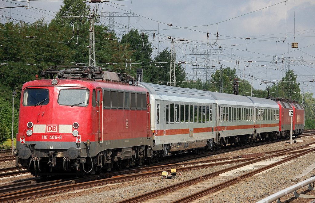 Am Ende eines PbZ gezogen von 120 130-0 + 120 131-8 hing 110 406-6 am 08.08.13 Berlin-Springpfuhl.