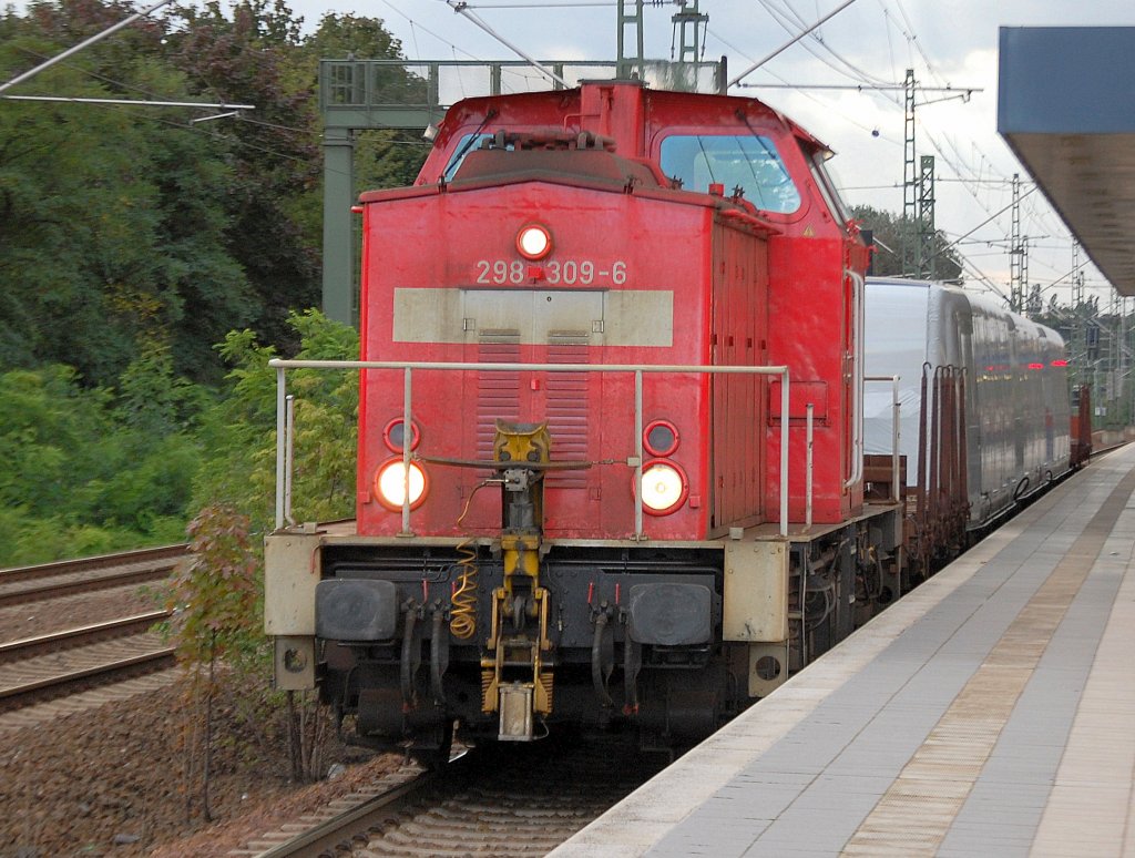 Am fr�hen Abend kam dann nochmal 298 309-6 mit einem v�llig verh�lltem dreiteiligen Triebzug f�r die InnoTrans 2010 in Berlin, welcher Hersteller es so geheimnisvoll macht wei� ich nicht, ich dachte bisher, das nur PKW-Hersteller so einen Geheimniskr�merei bei der Neuvorstellung eines neuen PKW unternehmen, 17.09.10 Berlin-Jungfernheide.  