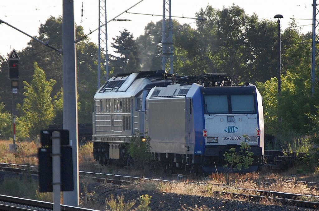 Am fr�hen Morgen eines weiteren hochsommerlichen Hitzetages steht dampfend ITL W 232.03 mit der Leasinglok 185-CL 002 am Haken auf einem Nebengleis in Berlin-Blankenburg in Bereitschaft, 20.07.10 