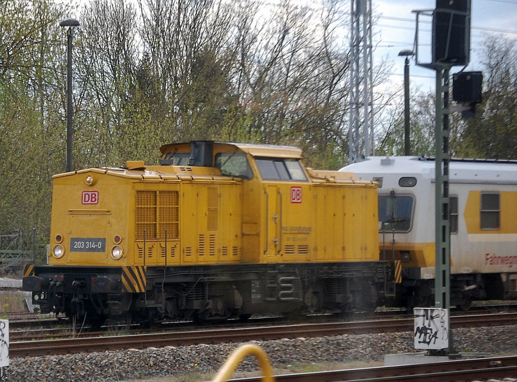 Am Haltesignal Berlin-Blankenburg Nebengleis stand ein Messzug der DB Netz Instandhaltung mit Zuglok 203 314-0 (92 80 1203 314-0 D-DB, LEW Bj.1974) und am Ende des Zuge (nicht im Bild) der Wendezuglok 203 302-5, 23.04.12 Berlin-Blankenburg. (Bild aus dem S-Bahnfenster heraus). 