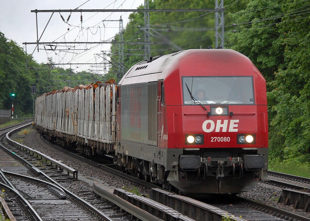 Am Morgen des 01.06.10 in Berlin-Buch ist OHE 270080 (92 801 1223 101-7 D-OHE, Bj. 2007) mit einem Ganzzug Drehgestellflachwagen mit Holzbeladung Richtung Berlin-Karow unterwegs.