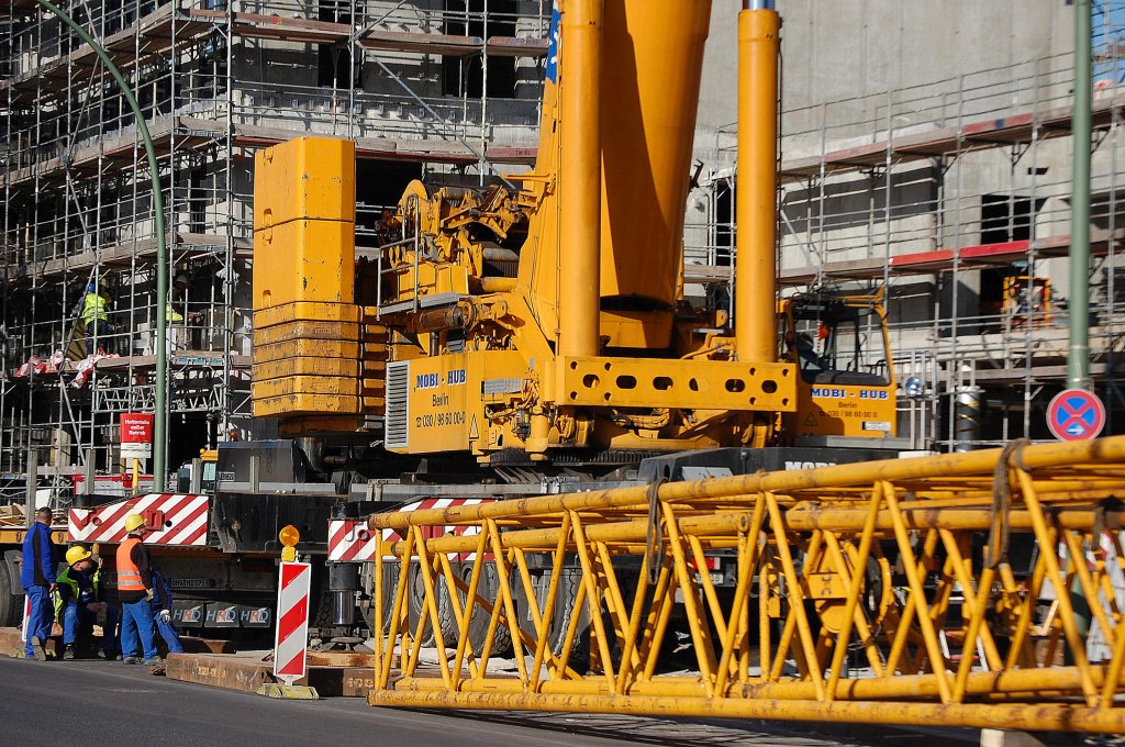 Am Vormittag wird der LIEBHERR LTM 1500 der Fa. MOBI-HUB aufgestellt und vorbereitet gegen�ber dem S-Bhf. Berlin-Pankow, 26.03.12
