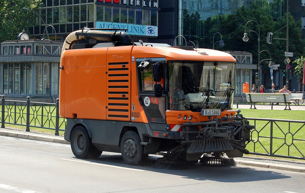 Am Wittenbergplatz in Berlin erwischt, die etwas gr��eren modernen Kehrmaschinen vom niederl�ndischen Produzenten der BOMAG FAYAT GROUP der ROVA 5�r Serie vom Typ 560 STH der Berliner Stadtreinigung (BSR KG553), 09.06.13 
