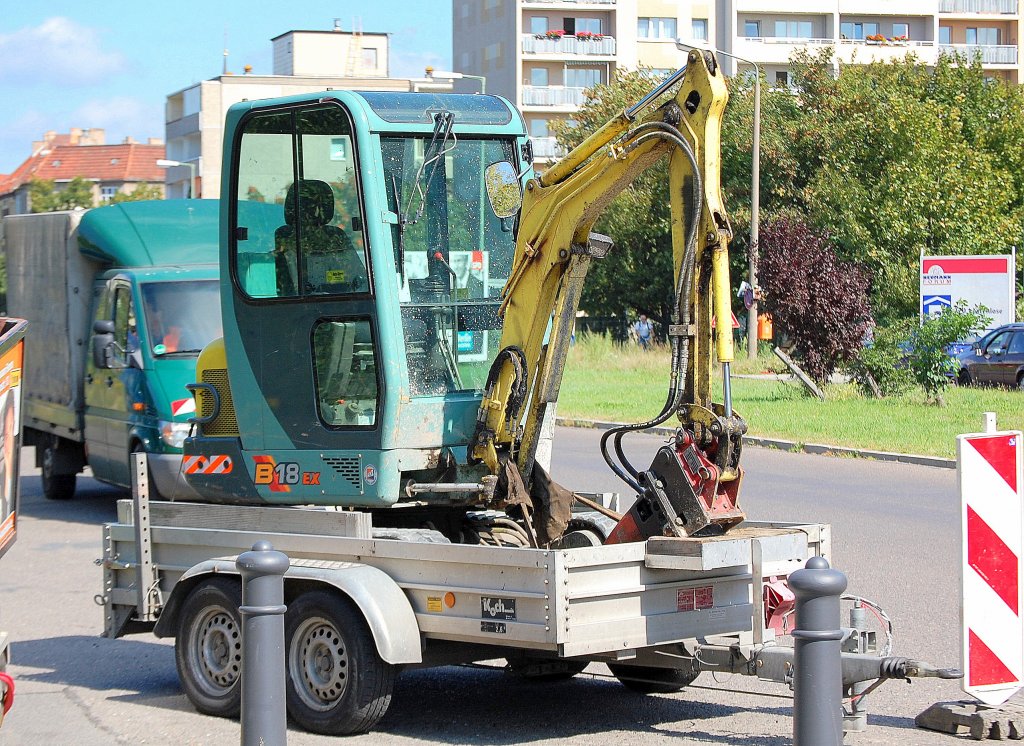 AMMANN YANMAR B18 EX Minibagger auf H�nger, 22.08.11 Berlin-Pankow.