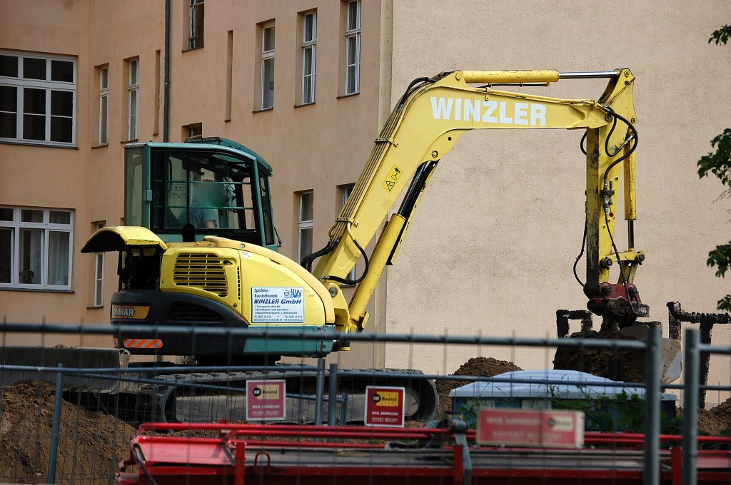 AMMANN YANMAR ViO 75 bzw. SV 100? der Fa.WINZLER (Mietbaumschine), 17.05.13 Berlin-Pankow.