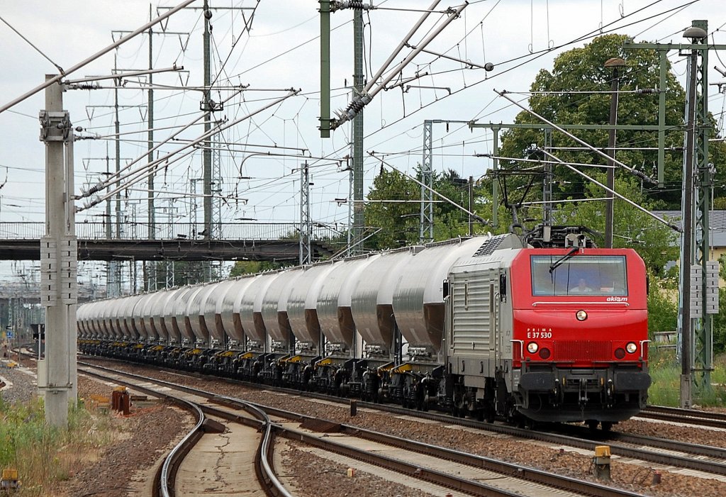 An CTL vermietet akiem Lok PRIMA E 37 530 (91 87 0037 530-9 F-VC) mit Ganzzug Silowagen am 14.06.12 Bhf. Flughafen Berlin-Sch�nefeld.