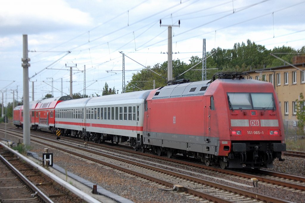 An einem PbZ h�ngend wird 101 065-1 von 101 093-3 am 15.09.11 gezogen Richtung Berlin Rummelsburg, Berlin-Blankenburg.