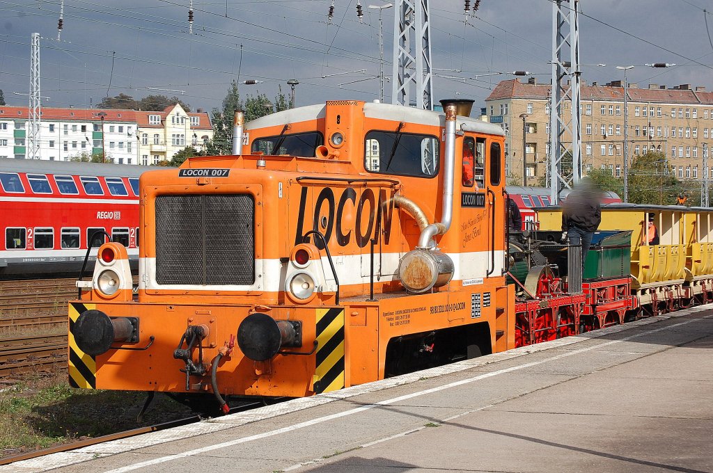 Anl��lich des geplanten Bahnhofsfest zu den 175 Jahrfeiern der Deutschen Bahn in Berlin Lichtenberg zieht LOCON 007 (98 80 3311 101-0 D-LOCON) das 2007 als Rekonstruktion neue bereitgestellte Modell der ersten kommerziell genutzten Dampflok in Deutschland, der 1835 gebauten ADLER von Robert Stephenson zum Lokschuppen am N�ldnerplatz Berlin-Lichtenberg, 01.10.10