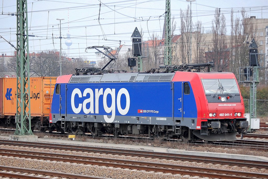 Anscheinend f�r die OHE t�tig, Re 482 041-1 holt einen Containerzug vom Berliner Westhafen ab, 25.03.11 Berlin-Beusselstr.