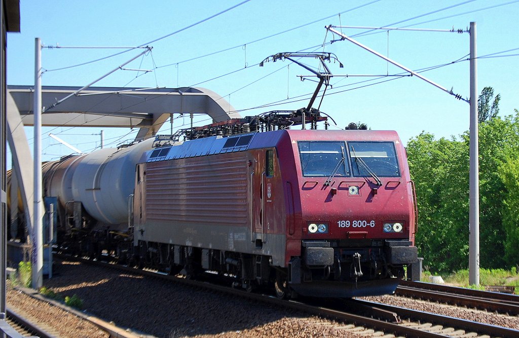 Anscheinend eine regelm��ige Planleistung, MTEG Lok 189 800-6 (91 80 6189 800-6 D-MTEG) mit Kesselwagenzug am sp�ten Vormittag Richtung Innenstadt, 24.05.12 Berlin-Pankow.