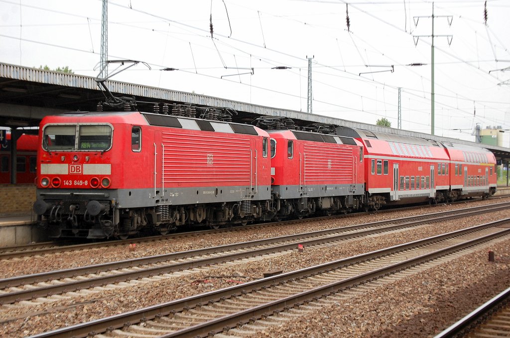 Anscheinend war die 143 566-8 nicht betriebsf�hig, daher schob 143 849-8 die Schwesterlok + die RB14 nach Senftenberg, 14.06.12 Bhf. Flughafen Berlin-Sch�nefeld. 