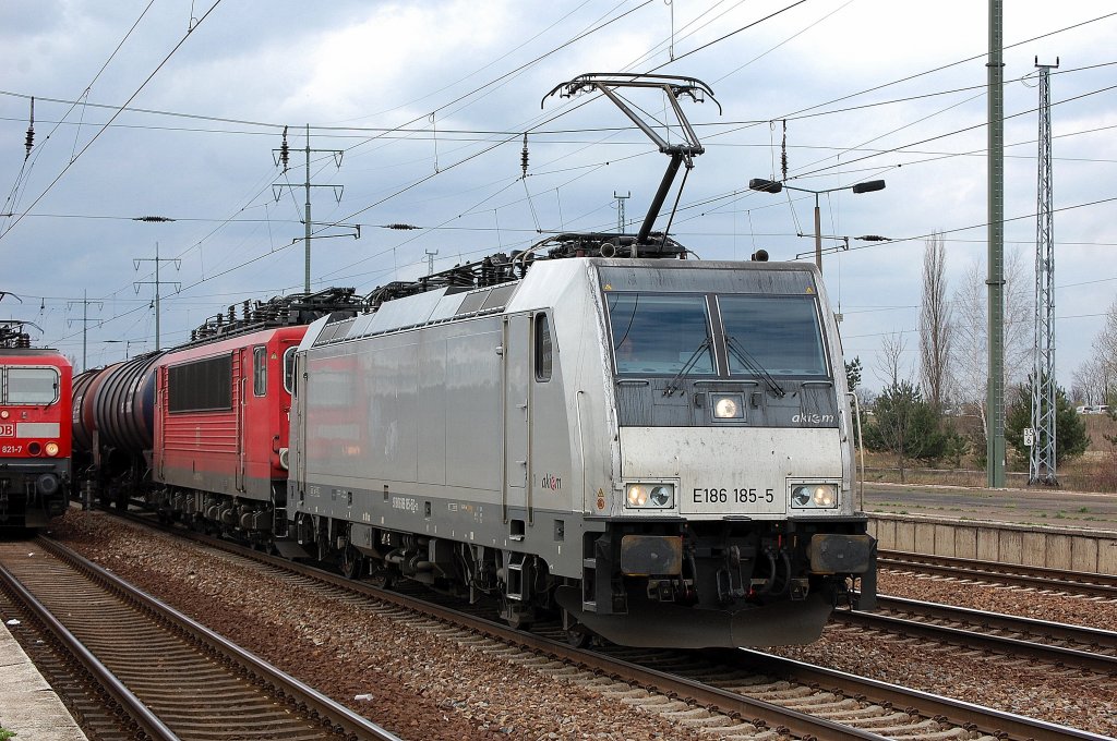 Anscheinend war die DB Lok 155 207-4 am 11.04.12 deffekt, jedenfalls hielf �berrraschend die akiem Leasinglok E186 185-5 (91 80 6186 185-5 D-ITL, Bombardier Bj.2009) der ITL aus und zog die Lok samt Ganzzug Kesselwagen in den Bhf. Flughafen Berlin-Sch�nefeld ein und wurde dann abgehakt und fuhr nach Kehrtwende auf dem Gegengleis wieder davon.