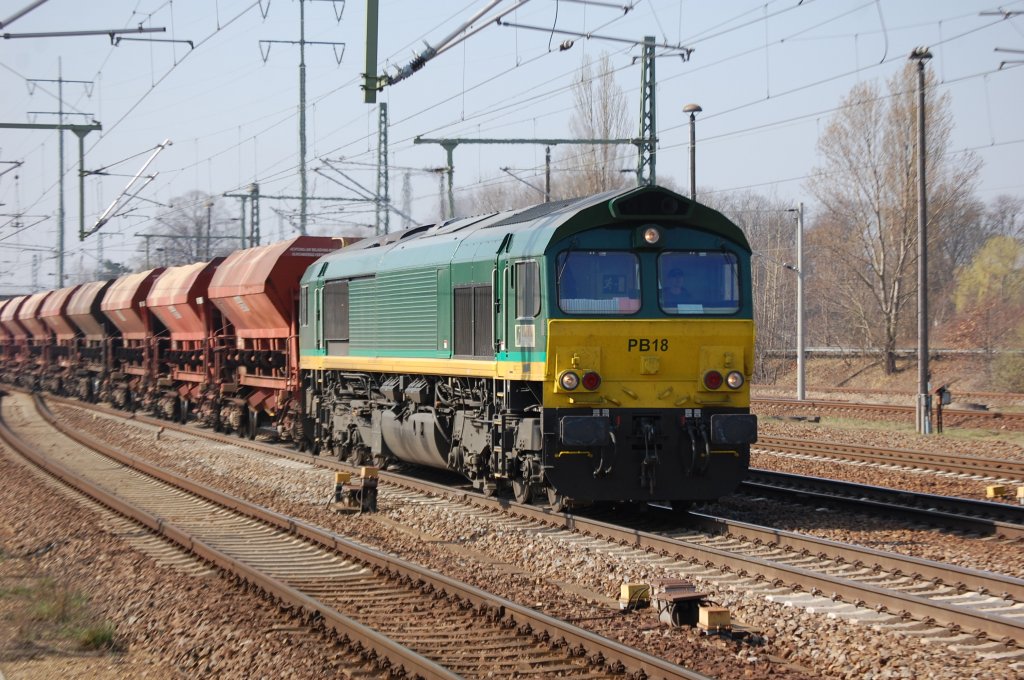 Ascendos Leasinglok von ITL PB18 (92 80 1266 22-3 D-ITL, GM-EMD Bj.2002) mit Ganzzug offener Sch�ttgutwagen, 28.03.12 Bhf. Flughafen Berlin-Sch�nefeld.