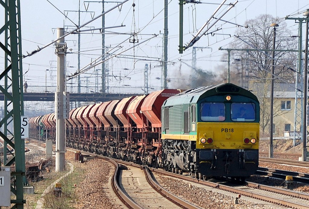Ascendos Leasinglok PB18 (92 80 1266 022-3 D-ITL) von ITL mit Ganzzug offener Sch�ttgutwagen am 28.03.12 Bhf. Flughafen Berlin-Sch�nefeld.