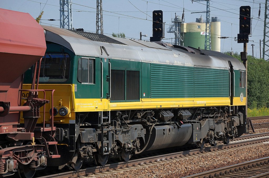 Ascendos Mietlok der ITL 29002 (92 80 1266 006-6 D-ITL) mit Ganzzug Sch�ttgutwagen bei einer Kurzpause Bhf. Flughafen Berlin-Sch�nefeld, 27.07.12   
